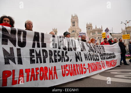 18 janvier, 2015. Personnes qui protestaient contre les coupes dans le financement des soins de santé au cours d'une manifestation à Madrid, Espagne. Credit : Marcos del Mazo/Alamy Live News Banque D'Images