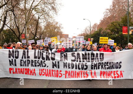 18 janvier, 2015. Personnes qui protestaient contre les coupes dans le financement des soins de santé au cours d'une manifestation à Madrid, Espagne. Credit : Marcos del Mazo/Alamy Live News Banque D'Images