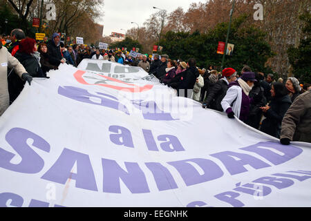 18 janvier, 2015. Personnes qui protestaient contre les coupes dans le financement des soins de santé au cours d'une manifestation à Madrid, Espagne. Credit : Marcos del Mazo/Alamy Live News Banque D'Images