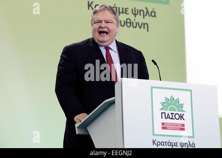 Thessalonique, Grèce. 18 janvier, 2015. Chef du Mouvement socialiste panhellénique (PASOK) Evangelos Venizelos traite de partisans et membres du parti au cours de sa pré-rassemblement électoral. Credit : Konstantinos Tsakalidis/Alamy Live News Banque D'Images