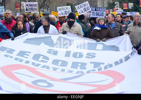 18 janvier, 2015. Personnes qui protestaient contre les coupes dans le financement des soins de santé au cours d'une manifestation à Madrid, Espagne. Credit : Marcos del Mazo/Alamy Live News Banque D'Images