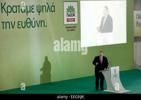 Thessalonique, Grèce. 18 janvier, 2015. Chef du Mouvement socialiste panhellénique (PASOK) Evangelos Venizelos traite de partisans et membres du parti au cours de sa pré-rassemblement électoral. Credit : Konstantinos Tsakalidis/Alamy Live News Banque D'Images