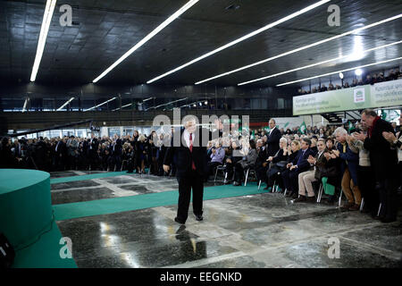 Thessalonique, Grèce. 18 janvier, 2015. Chef du Mouvement socialiste panhellénique (PASOK) Evangelos Venizelos traite de partisans et membres du parti au cours de sa pré-rassemblement électoral. Credit : Konstantinos Tsakalidis/Alamy Live News Banque D'Images