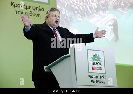 Thessalonique, Grèce. 18 janvier, 2015. Chef du Mouvement socialiste panhellénique (PASOK) Evangelos Venizelos traite de partisans et membres du parti au cours de sa pré-rassemblement électoral. Credit : Konstantinos Tsakalidis/Alamy Live News Banque D'Images