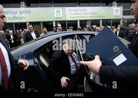 Thessalonique, Grèce. 18 janvier, 2015. Chef du Mouvement socialiste panhellénique (PASOK) Evangelos Venizelos traite de partisans et membres du parti au cours de sa pré-rassemblement électoral. Credit : Konstantinos Tsakalidis/Alamy Live News Banque D'Images