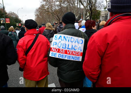 18 janvier, 2015. Personnes qui protestaient contre les coupes dans le financement des soins de santé au cours d'une manifestation à Madrid, Espagne. Credit : Marcos del Mazo/Alamy Live News Banque D'Images