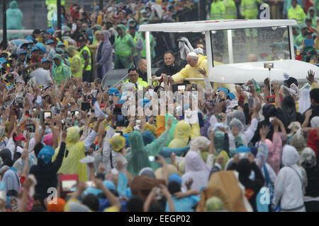 Manille, Philippines. 18 janvier, 2018. Le pape François salue la foule après sa messe de clôture à la tribune Quirino, Rizal Park le 18 janvier 2015. La messe a été suivie par une estimation de 7 millions de personnes. Photo par Mark Cristino. Credit : Mark Fredesjed Cristino/Alamy Live News Banque D'Images