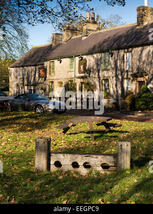 UK, Derbyshire, Tideswell to, Litton Village Green, stocks et Red Lion Inn Banque D'Images