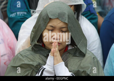 Manille, Philippines. 18 janvier, 2018. Une femme ferme les yeux pendant le Pape François messe de clôture à l'uirino Tribune, Rizal Park le 18 janvier 2015. La messe a été suivie par une estimation de 7 millions de personnes. Photo par Mark Cristino. Credit : Mark Fredesjed Cristino/Alamy Live News Banque D'Images