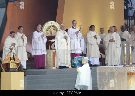 Manille, Philippines. 18 janvier, 2018. Le pape François ouvre la messe de clôture à Quirino Grandstand, Rizal Park le 18 janvier 2015. La messe a été suivie par une estimation de 7 millions de personnes. Photo par Mark Cristino. Credit : Mark Fredesjed Cristino/Alamy Live News Banque D'Images