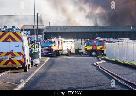 Le Northamptonshire. 18 janvier 2015 au Royaume-Uni. Grand feu à Think Green Recycling Ltd, Wollaston Industrial Estate, Raymond Fermer, Wollaston. Traitement et élimination des déchets dangereux et déchets non dangereux a pris feu depuis 1 h du matin lorsque l'alarme a été soulevée, avec de nombreux appareils d'incendie à bord. La fumée pourrait être vu d'environ 15 milles de là, Banque D'Images