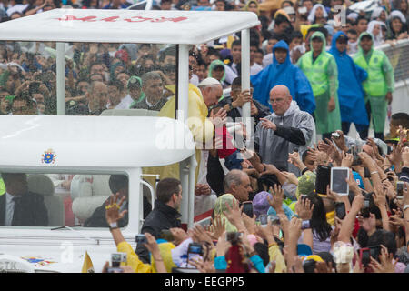 Manille, Philippines. 18 janvier, 2018. Le pape François embrasse un enfant dans Quirino Grandstand, Rizal Park dans sa messe de clôture le 18 janvier 2015. La messe a été suivie par une estimation de 7 millions de personnes. Photo par Mark Cristino. Credit : Mark Fredesjed Cristino/Alamy Live News Banque D'Images