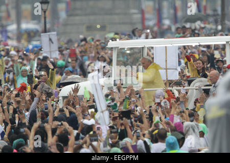 Manille, Philippines. 18 janvier, 2018. Pape Francis vagues à la foule dans la tribune Quirino, Rizal Park dans sa messe de clôture le 18 janvier 2015. La messe a été suivie par une estimation de 7 millions de personnes. Photo par Mark Cristino. Credit : Mark Fredesjed Cristino/Alamy Live News Banque D'Images