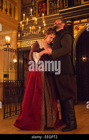 Londres, Royaume-Uni. 17 janvier 2015. Sur la photo : Hattie Morahan comme Beatrice-Joanna et Trystan Gravelle comme Deflores. Une séance de photos pour le Changeling par Thomas Middleton et William Rowley au Sam Wanamaker Playhouse/Globe Theatre, London, UK. Le jeu est réalisé par Dominic Domgoole avec Hattie Morahan comme Beatrice-Joanna et Trystan Gravelle comme Deflores. À l'affiche du 15 janvier au 1 mars 2015. Photo : Bettina Strenske Banque D'Images