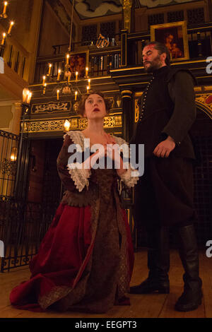 Londres, Royaume-Uni. 17 janvier 2015. Sur la photo : Hattie Morahan comme Beatrice-Joanna et Trystan Gravelle comme Deflores. Une séance de photos pour le Changeling par Thomas Middleton et William Rowley au Sam Wanamaker Playhouse/Globe Theatre, London, UK. Le jeu est réalisé par Dominic Domgoole avec Hattie Morahan comme Beatrice-Joanna et Trystan Gravelle comme Deflores. À l'affiche du 15 janvier au 1 mars 2015. Photo : Bettina Strenske Banque D'Images