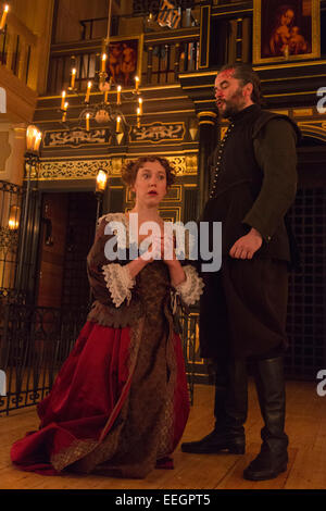 Londres, Royaume-Uni. 17 janvier 2015. Sur la photo : Hattie Morahan comme Beatrice-Joanna et Trystan Gravelle comme Deflores. Une séance de photos pour le Changeling par Thomas Middleton et William Rowley au Sam Wanamaker Playhouse/Globe Theatre, London, UK. Le jeu est réalisé par Dominic Domgoole avec Hattie Morahan comme Beatrice-Joanna et Trystan Gravelle comme Deflores. À l'affiche du 15 janvier au 1 mars 2015. Photo : Bettina Strenske Banque D'Images