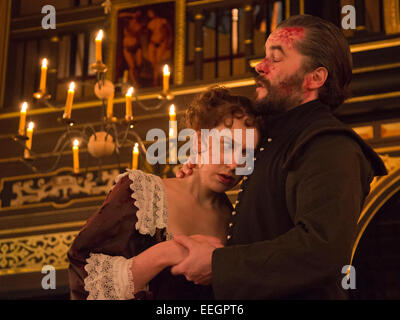 Londres, Royaume-Uni. 17 janvier 2015. Sur la photo : Hattie Morahan comme Beatrice-Joanna et Trystan Gravelle comme Deflores. Une séance de photos pour le Changeling par Thomas Middleton et William Rowley au Sam Wanamaker Playhouse/Globe Theatre, London, UK. Le jeu est réalisé par Dominic Domgoole avec Hattie Morahan comme Beatrice-Joanna et Trystan Gravelle comme Deflores. À l'affiche du 15 janvier au 1 mars 2015. Photo : Bettina Strenske Banque D'Images