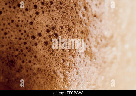 Une macro photographie des bulles, de l'expresso café laissé dans une tasse de café. Banque D'Images