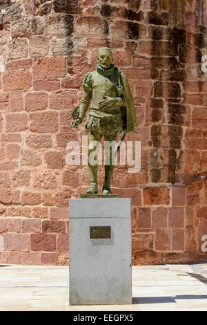 Miguel de Cervantes statue devant Grande Tour du Grand avant de Torreon (ou Don Juan de Austria) à Alcázar de San Juan Banque D'Images