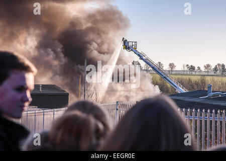 Le Northamptonshire. 18 janvier 2015 au Royaume-Uni. Grand feu à Think Green Recycling Ltd, Wollaston Industrial Estate, Raymond Fermer, Wollaston. Traitement et élimination des déchets dangereux et déchets non dangereux a pris feu depuis 1 h du matin lorsque l'alarme a été soulevée, avec de nombreux appareils d'incendie à bord. La fumée pourrait être vu d'environ 15 milles de là, Banque D'Images