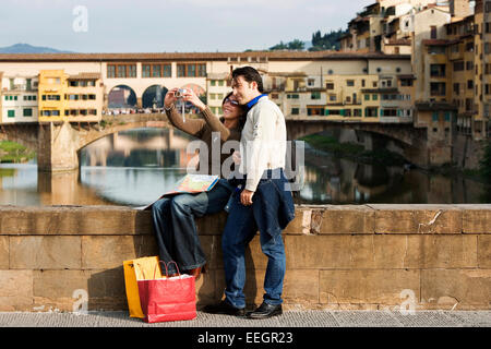 Un couple au bord de la rivière Arno selfies ,Florence Italie Banque D'Images