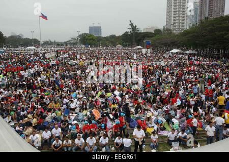 Manille, Philippines. 18 janvier, 2018. Une vue générale de la foule dans la tribune Quirino, Rizal Park fréquentant le Pape François" Messe de clôture le 18 janvier 2015. La messe a été suivie par une estimation de 7 millions de personnes. Credit : Mark Fredesjed Cristino/Alamy Live News Banque D'Images