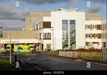 Dudley, West Midlands, England, UK. 18 janvier, 2015. Russells Hall a annoncé l'hôpital de 400 emplois d'être coupé pendant deux ans dans une tentative pour sauver €14m. Union européenne a déclaré que c'était déprimant comme personnel travailler dur pour surmonter les pressions d'hiver et les pertes pourraient frapper thearte stafff clinique, travailleurs, radiographes et phlébotomistes et recherchant des départs volontaires. Credit : Malcolm Brice/Alamy Live News Banque D'Images