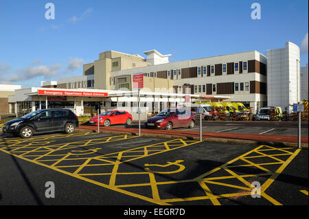 Dudley, West Midlands, England, UK. 18 janvier, 2015. Russells Hall a annoncé l'hôpital de 400 emplois d'être coupé pendant deux ans dans une tentative pour sauver €14m. Union européenne a déclaré que c'était déprimant comme personnel travailler dur pour surmonter les pressions d'hiver et les pertes pourraient frapper thearte stafff clinique, travailleurs, radiographes et phlébotomistes et recherchant des départs volontaires. Credit : Malcolm Brice/Alamy Live News Banque D'Images