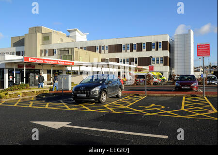 Dudley, West Midlands, England, UK. 18 janvier, 2015. Russells Hall a annoncé l'hôpital de 400 emplois d'être coupé pendant deux ans dans une tentative pour sauver €14m. Union européenne a déclaré que c'était déprimant comme personnel travailler dur pour surmonter les pressions d'hiver et les pertes pourraient frapper thearte stafff clinique, travailleurs, radiographes et phlébotomistes et recherchant des départs volontaires. Credit : Malcolm Brice/Alamy Live News Banque D'Images