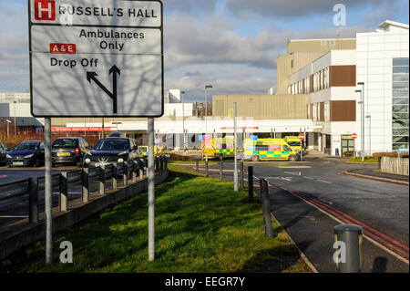 Dudley, West Midlands, England, UK. 18 janvier, 2015. Russells Hall a annoncé l'hôpital de 400 emplois d'être coupé pendant deux ans dans une tentative pour sauver €14m. Union européenne a déclaré que c'était déprimant comme personnel travailler dur pour surmonter les pressions d'hiver et les pertes pourraient frapper thearte stafff clinique, travailleurs, radiographes et phlébotomistes et recherchant des départs volontaires. Credit : Malcolm Brice/Alamy Live News Banque D'Images