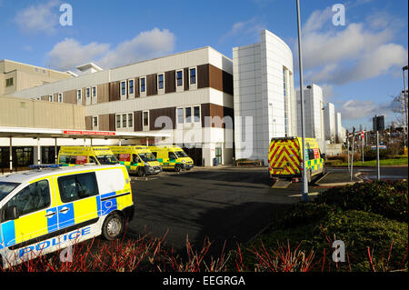 Dudley, West Midlands, England, UK. 18 janvier, 2015. Russells Hall a annoncé l'hôpital de 400 emplois d'être coupé pendant deux ans dans une tentative pour sauver €14m. Union européenne a déclaré que c'était déprimant comme personnel travailler dur pour surmonter les pressions d'hiver et les pertes pourraient frapper thearte stafff clinique, travailleurs, radiographes et phlébotomistes et recherchant des départs volontaires. Credit : Malcolm Brice/Alamy Live News Banque D'Images