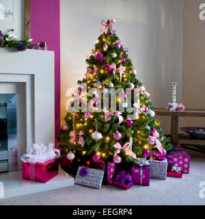 Arbre de Noël décoré en rose et blanc Banque D'Images