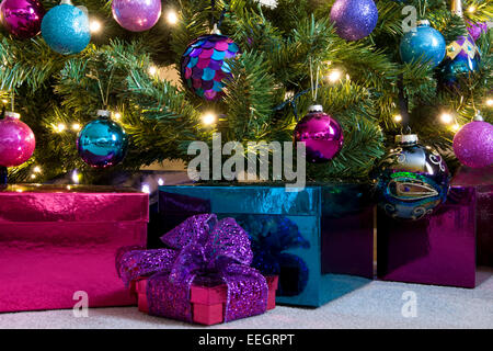 Close up de Noël joliment emballé des cadeaux sous arbre dans thème moderne et couleurs Banque D'Images