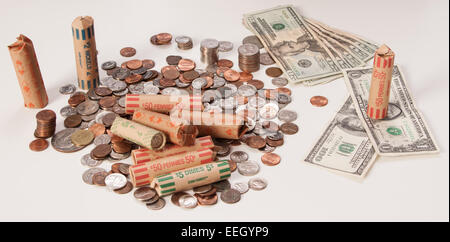 US Coins, factures, et Coin Rolls à l'horizontale sur un fond blanc, Full Frame Banque D'Images