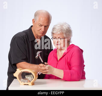 Couple marié mature Effraction dans Piggy Bank Banque D'Images