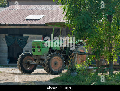 Ferme agricole et de l'ancien tracteur vert. La toscane, italie Banque D'Images