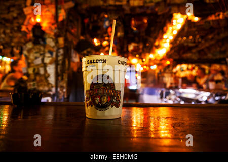 Verre à cocktail sur le bar du capitaine tonys saloon de l'emplacement de l'original sloppy joes bar fréquenté par Ernest Hemingway key west f Banque D'Images