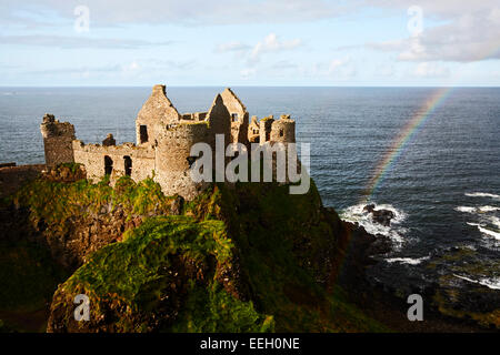 Le château de Dunluce avec arc-en-ciel sur le nord Côte d'Antrim jeu des trônes filming location de chambre d'grayjoy Banque D'Images