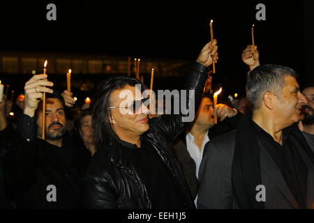 Athènes, Grèce. 18 janvier 2015. Ilias Psinakis (milieu), le maire de Marathon et le responsable des relations publiques de l'Union centrale des municipalités (KEDE), soutient une bougie. L'Union centrale des municipalités a appelé à une manifestation silencieuse devant le nouveau Musée de l'Acropole pour le retour des frises du Parthénon à Athènes. La veillée coïncide avec le retour de la partie des marbres du musée de l'Ermitage à Saint-Pétersbourg, où ils faisaient l'objet d'un prêt, au British Museum. Crédit : Michael Debets/Alamy Live News Banque D'Images