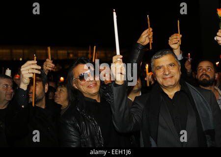 Athènes, Grèce. 18 janvier 2015. Ilias Psinakis (à gauche), le maire de Marathon et le responsable des relations publiques de l'Union centrale des municipalités (KEDE), et George Patoulis (à droite), le maire de la municipalité d'Athènes de Marousi et président de KEDE, contenir jusqu'bougies. L'Union centrale des municipalités a appelé à une manifestation silencieuse devant le nouveau Musée de l'Acropole pour le retour des frises du Parthénon à Athènes. Crédit : Michael Debets/Alamy Live News Banque D'Images