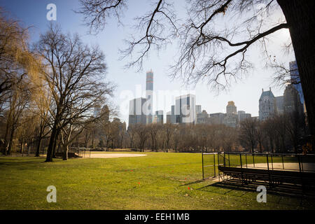 Gratte-ciel 432 slivoïde Park Avenue, centre, le samedi 17 janvier 2015 vu de Central Park. Conçu par l'architecte Rafael Viñoly, lorsque vous avez terminé ce sera le deuxième plus haut bâtiment de New York derrière le World Trade Center. (© Richard B. Levine) Banque D'Images