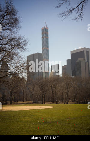 Gratte-ciel 432 slivoïde Park Avenue, centre, le samedi 17 janvier 2015 vu de Central Park. Conçu par l'architecte Rafael Viñoly, lorsque vous avez terminé ce sera le deuxième plus haut bâtiment de New York derrière le World Trade Center. (© Richard B. Levine) Banque D'Images