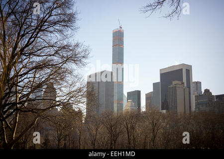Gratte-ciel 432 slivoïde Park Avenue, centre, le samedi 17 janvier 2015 vu de Central Park. Conçu par l'architecte Rafael Viñoly, lorsque vous avez terminé ce sera le deuxième plus haut bâtiment de New York derrière le World Trade Center. (© Richard B. Levine) Banque D'Images
