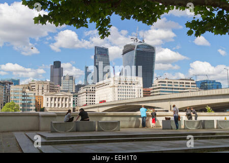 Les gens observer le Pont de Londres avec la ville de ville de Londres derrière Banque D'Images