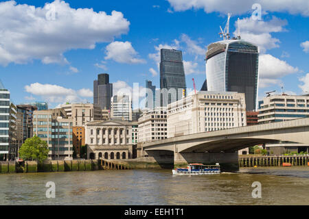 La rivière Thames à London Bridge avec la ville de ville de Londres derrière Banque D'Images