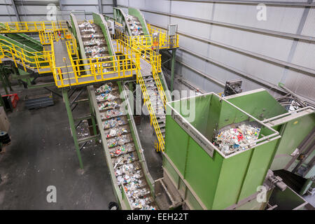 Machines pour traiter les matières recyclables de la collecte sélective à l'installation de recyclage municipaux Sims dans Sunset Park à Brooklyn à New York le mercredi, Janvier 14, 2015. Ouvert en 2013 l'état de l'art installation traite la majorité de la ville, collecte des matières recyclables mélangés. (© Richard B. Levine) Banque D'Images