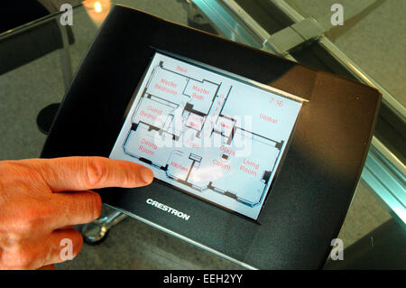 Écran tactile Portable vous permet de contrôler et de programmes de télévision, lumières, nuances, etc. dans n'importe quelle pièce de votre maison automatisée. (© Frances M. Roberts) Banque D'Images