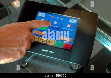 Écran tactile Portable vous permet de contrôler et de programmes de télévision, lumières, nuances, etc. dans n'importe quelle pièce de votre maison automatisée. (© Frances M. Roberts) Banque D'Images