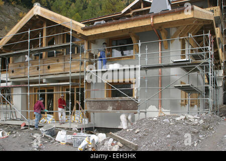 Site de la construction résidentielle dans les Alpes françaises. Béton et revêtement en bois de la propriété de vacances chalet de construction. Banque D'Images