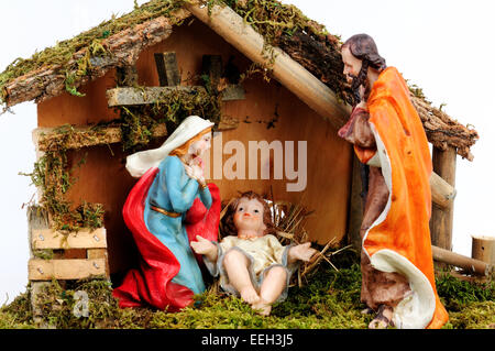 Éléments de la crèche chrétienne catholique isolé sur fond blanc. Banque D'Images